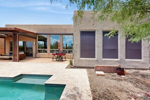 Pool - Beautiful contemporary home with gorgeous views, private pool, & gas grill (Marana)