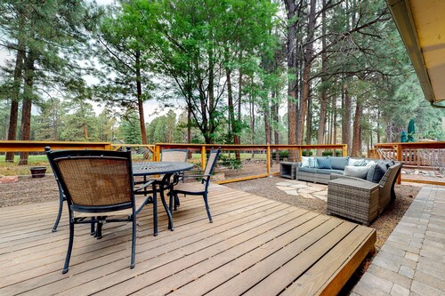 Golf Course Front Townhouse w/Deck, Patio, Gas Grill, Free WiFi, Wood Fireplace