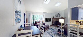 Golf Course Front Townhouse w/Deck, Patio, Gas Grill, Free WiFi, Wood Fireplace
