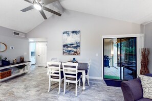 Dining - Golf Course Front Townhouse w/Deck, Patio, Gas Grill, Free WiFi, Wood Fireplace (Flagstaff)