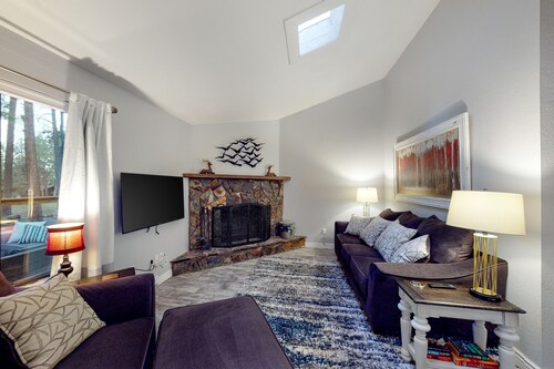 Golf Course Front Townhouse w/Deck, Patio, Gas Grill, Free WiFi, Wood Fireplace