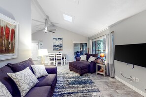Smart TV, fireplace, books - Golf Course Front Townhouse w/Deck, Patio, Gas Grill, Free WiFi, Wood Fireplace (Flagstaff)
