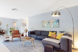 Smart TV, books - Sun-soaked oasis with a pool, covered patio, grill, modern interior, W/D, & AC (Palm Springs)