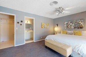 3 bedrooms, iron/ironing board, free WiFi, bed sheets - Sun-soaked oasis with a pool, covered patio, grill, modern interior, W/D, & AC (Palm Springs)