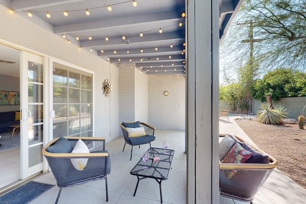 Terrace/patio - Sun-soaked oasis with a pool, covered patio, grill, modern interior, W/D, & AC (Palm Springs)