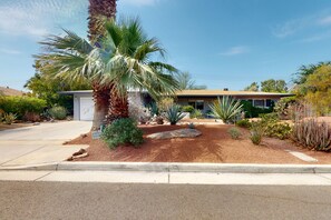 Property grounds - Sun-soaked oasis with a pool, covered patio, grill, modern interior, W/D, & AC (Palm Springs)