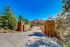 Property grounds - Beautiful Sedona home with large country kitchen & amazing, 280-degree views (Sedona)