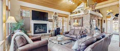 Smart TV, fireplace, books, stereo