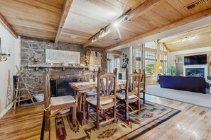 Dining - Beautiful Sedona home with large country kitchen & amazing, 280-degree views (Sedona)