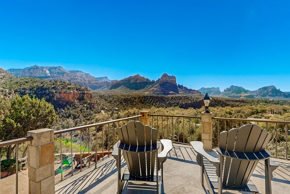 Property grounds - Beautiful Sedona home with large country kitchen & amazing, 280-degree views (Sedona)