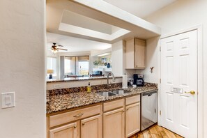Interior - Open & bright condo with WiFi, W/D, pool, hot tub & panoramic views (Oro Valley)
