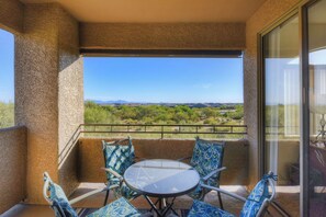 Outdoor dining - Open & bright condo with WiFi, W/D, pool, hot tub & panoramic views (Oro Valley)