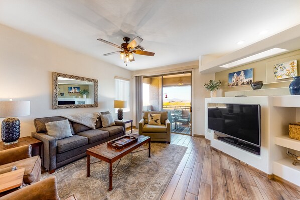 Smart TV, fireplace, books - Open & bright condo with WiFi, W/D, pool, hot tub & panoramic views (Oro Valley)