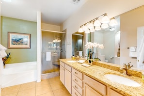 Shower, hair dryer, towels - Open & bright condo with WiFi, W/D, pool, hot tub & panoramic views (Oro Valley)