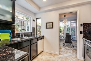 Fridge, microwave, oven, stovetop - Trendy, family-friendly condo w/ shared pool, private firepit, and gas grill (Palm Springs)