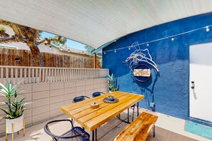 Outdoor dining - Dog-friendly home near Joshua Tree NP with Cowboy pool, mountain view, firepit (Joshua Tree)