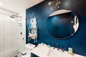 Shower, hair dryer, towels - Dog-friendly home near Joshua Tree NP with Cowboy pool, mountain view, firepit (Joshua Tree)