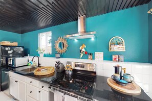 Fridge, microwave, oven, stovetop - Dog-friendly home near Joshua Tree NP with Cowboy pool, mountain view, firepit (Joshua Tree)