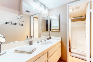 Shower, hair dryer, towels - Delightful escape near downtown with shared pool & hot tub + private gas grill (Palm Springs)