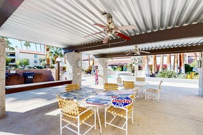 Outdoor dining - Delightful escape near downtown with shared pool & hot tub + private gas grill (Palm Springs)