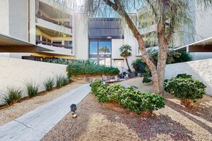 Property grounds - Delightful escape near downtown with shared pool & hot tub + private gas grill (Palm Springs)