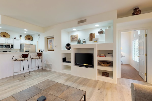 Smart TV, DVD player, ping pong - Lovely condo with patio, desert views, pool, hot tub & gym (Oro Valley)