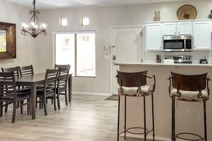 Dining - Lovely condo with patio, desert views, pool, hot tub & gym (Oro Valley)