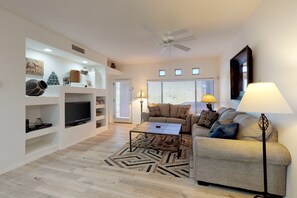 Smart TV, DVD player, ping pong - Lovely condo with patio, desert views, pool, hot tub & gym (Oro Valley)