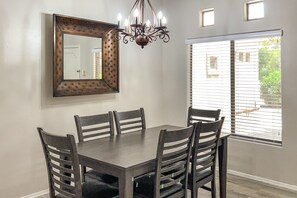 Dining - Lovely condo with patio, desert views, pool, hot tub & gym (Oro Valley)