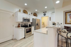 Fridge, microwave, oven, stovetop - Lovely condo with patio, desert views, pool, hot tub & gym (Oro Valley)