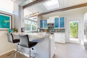 Fridge, microwave, oven, stovetop - Classic mid-century retreat w/private outdoor pool, pool spa, firepit, gas grill (Palm Springs)