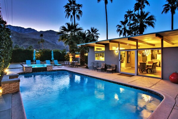 A heated pool - Classic mid-century retreat w/private outdoor pool, pool spa, firepit, gas grill (Palm Springs)
