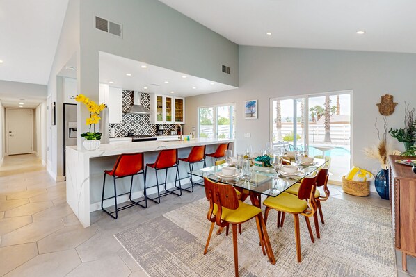 Dining - Mid-century modern hacienda with pool, outdoor kitchen, & fireplace - dogs ok (Palm Springs)