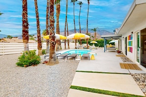 A heated pool - Mid-century modern hacienda with pool, outdoor kitchen, & fireplace - dogs ok (Palm Springs)