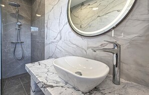 Shower, hair dryer - Stunning home in Galilzana (Galilzana)