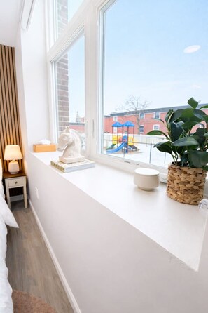 Een strijkplank/strijkijzer, reisbedje, wifi, beddengoed