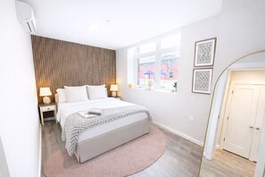 Iron/ironing board, travel cot, WiFi, bed sheets - Modern Yale Loft • Best Location + Parking (New Haven)