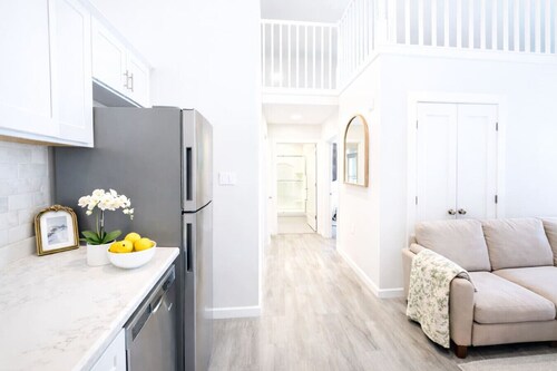 Walk to Yale | King Loft & Queen Bedroom
