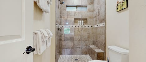 Douche, sĂšche-cheveux, serviettes fournies