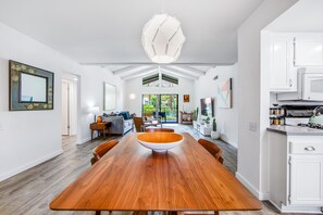 Dining - Modern condo with mountain view, private balcony, pools (Palm Springs)