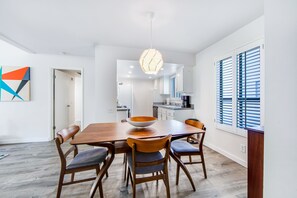 Dining - Modern condo with mountain view, private balcony, pools (Palm Springs)