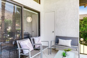 Terrace/patio - Modern condo with mountain view, private balcony, pools (Palm Springs)