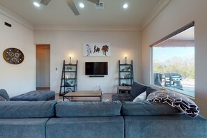 Smart TV - Updated home with mountain views, a private patio, grill, EV charger, W/D, & AC (Tucson)