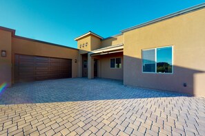 Exterior - Updated home with mountain views, a private patio, grill, EV charger, W/D, & AC (Tucson)
