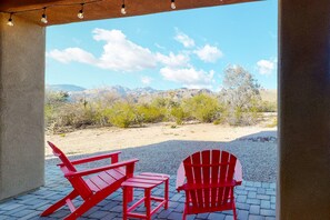 Terrace/patio - Updated home with mountain views, a private patio, grill, EV charger, W/D, & AC (Tucson)