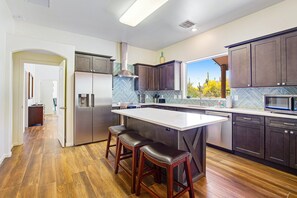 Fridge, microwave, oven, stovetop - Stellar dog-friendly home with gas grill, patio, kitchen, TV, and washer/dryer (Gold Canyon)