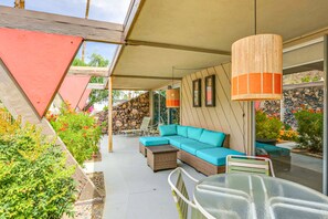 Outdoor dining - Mid-century modern condo w/ fun decor, private patio, & shared pool (Palm Springs)