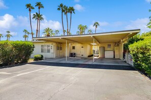Property grounds - Relax, dine, and explore with ease soak up the sunshine. Home is Dog Friendly. (Palm Springs)