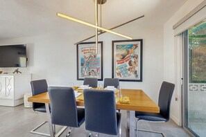Dining - Relax, dine, and explore with ease soak up the sunshine. Home is Dog Friendly. (Palm Springs)