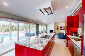 Fridge, microwave, oven, stovetop - Mid-century modern retreat with pool/spa & firepit - golf & mtn views (Palm Springs)